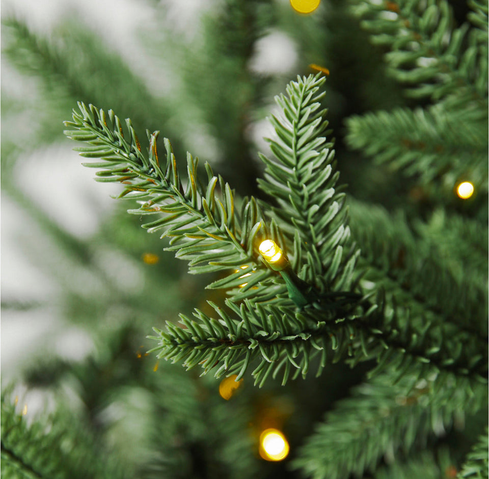 Evergreen Classics Calgary Spruce: Prelit 210cm Christmas Tree